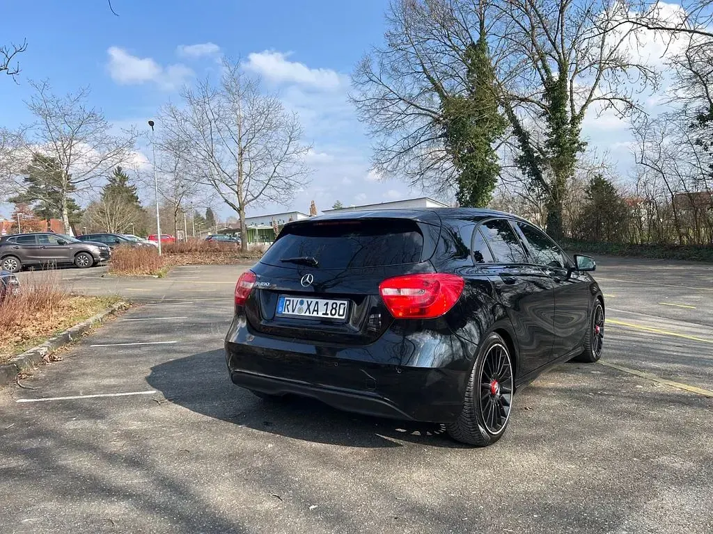 Gebraucht Mercedes A180 Night 122 PS (89 kW) 2013 Schwarz Kleinwagen