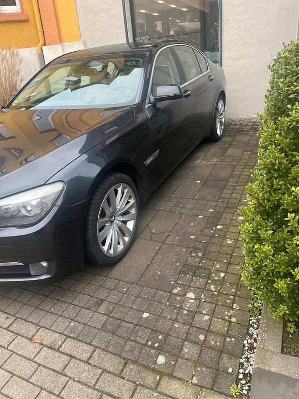 Grau Gebraucht 2009 BMW 730 Limousine | 8.300 € (Superpreis) - Bild 1/4