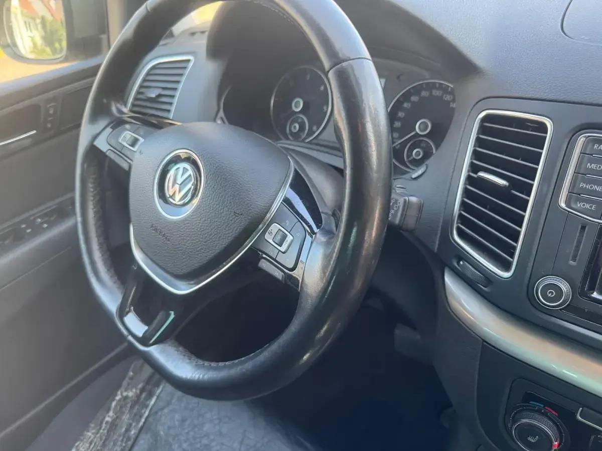 Gebraucht VW Sharan Trendline 150 PS (110 kW) 2017 Braun Van / Kleinbus