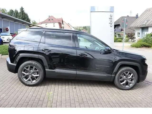 Neu Jeep Compass 144 PS (105 kW) 2026 Yosemite grey metallic mit dach schwarz (grau) SUV