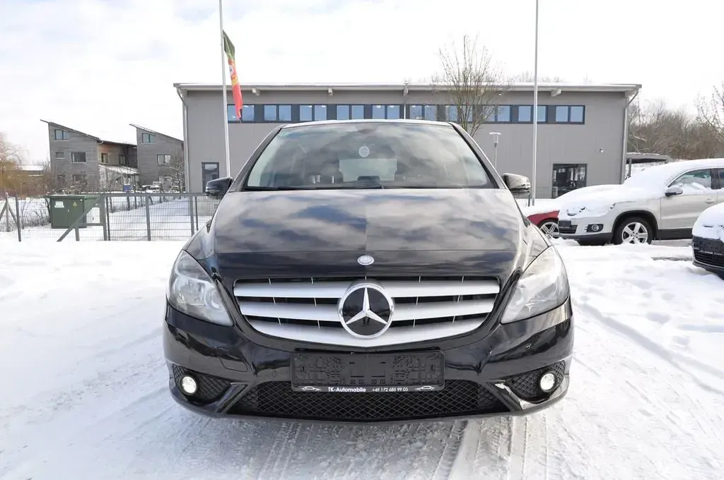 Gebraucht Mercedes B180 122 PS (89 kW) 2012 Schwarz Kleinwagen