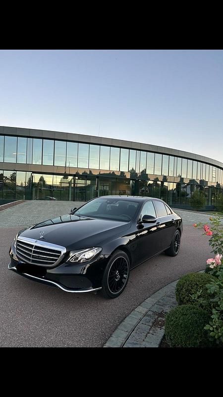 Schwarz Gebraucht 2017 Mercedes 220 Limousine | 27.900 € (Teuer) - Bild 1/3