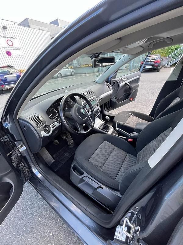 Gebraucht Skoda Octavia 115 PS (84 kW) 2009 Schwarz Limousine