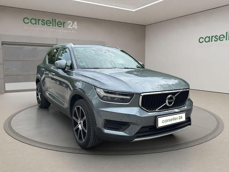 Osmium grey / metallic Gebraucht 2018 Volvo XC40 Momentum SUV | 22.999 € (Guter Preis) - Bild 1/4
