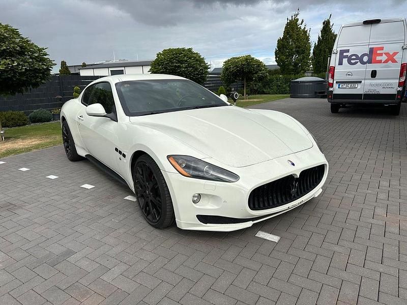 Weiß Gebraucht 2012 Maserati Granturismo Coupé | 49.999 € (Teuer) - Bild 1/4