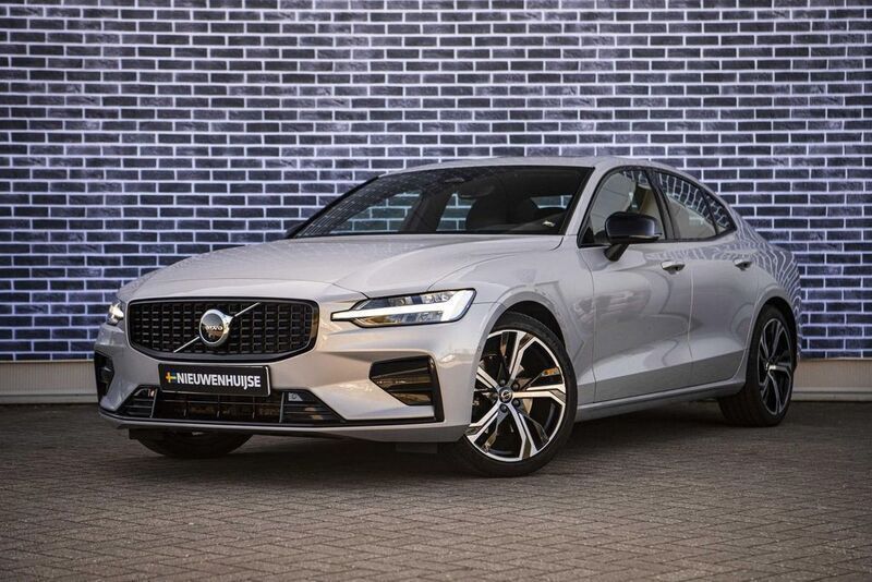 Grau Gebraucht 2023 Volvo S60 Plus Limousine | 31.899 € (Guter Preis) - Bild 1/4