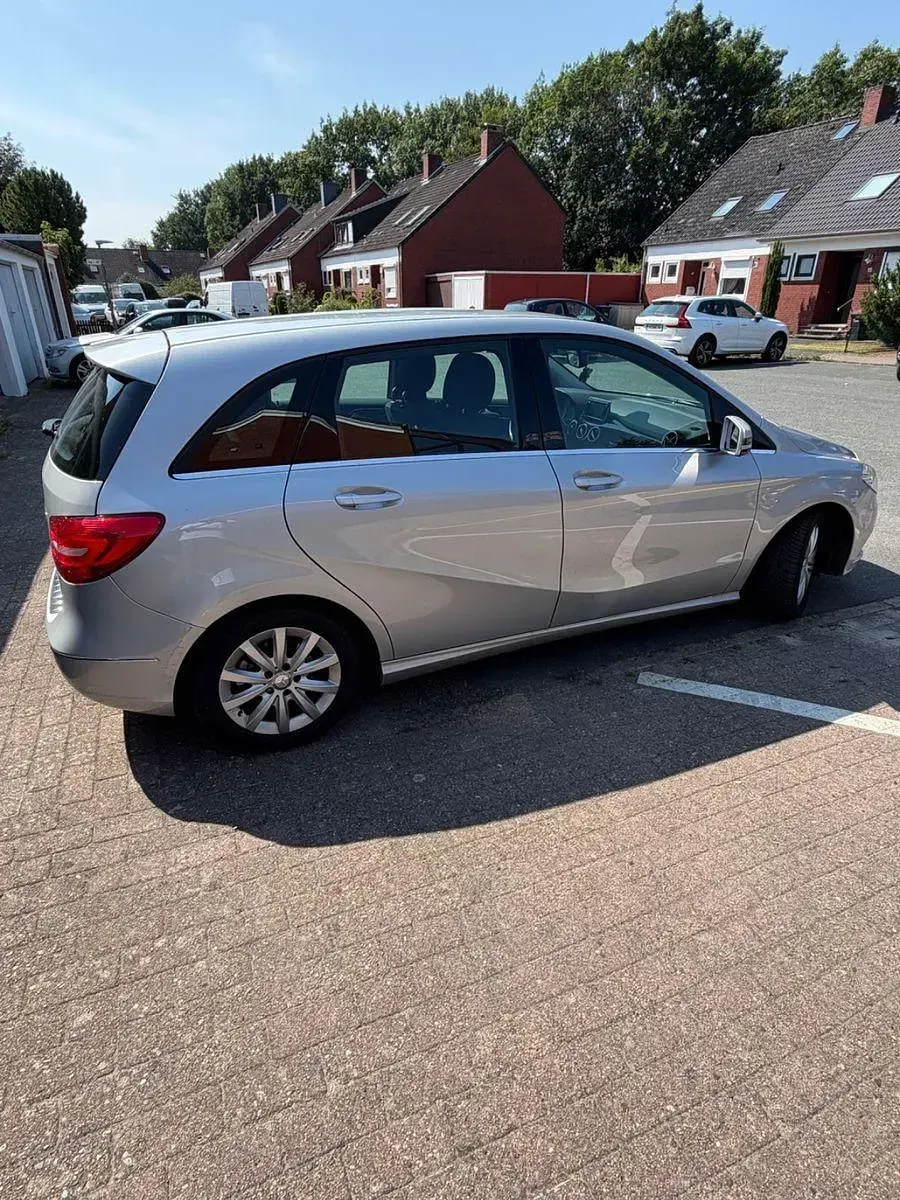 Gebraucht Mercedes B180 122 PS (89 kW) 2012 Silber Kleinwagen