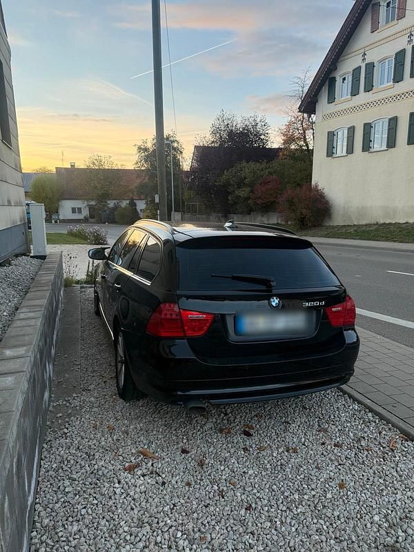 Schwarz Gebraucht 2010 BMW 320 Kombi | 2.500 € (Superpreis) - Bild 1/4