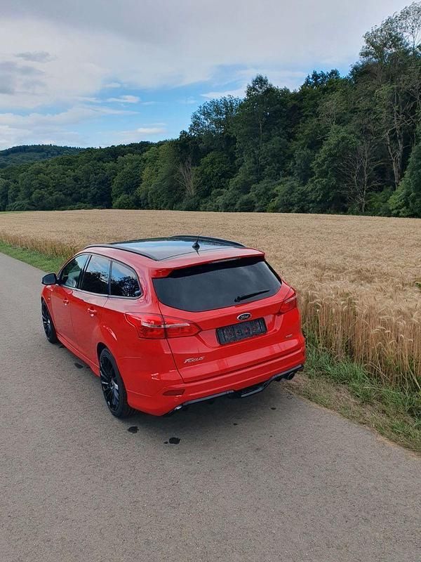 Rot Gebraucht 2018 Ford Focus ST-Line Kombi | 12.800 € (Guter Preis) - Bild 1/4