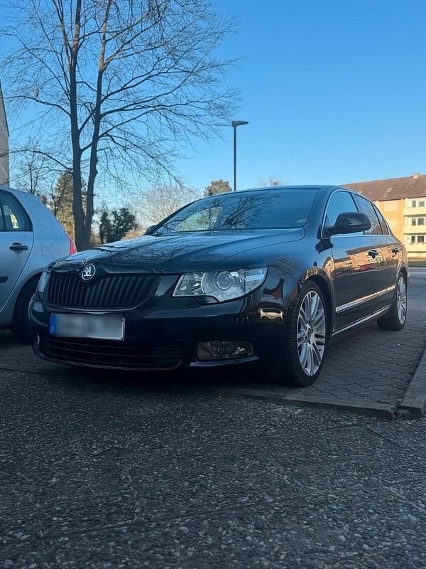Schwarz Gebraucht 2011 Skoda Superb Limousine | 7.200 € (Guter Preis) - Bild 1/4