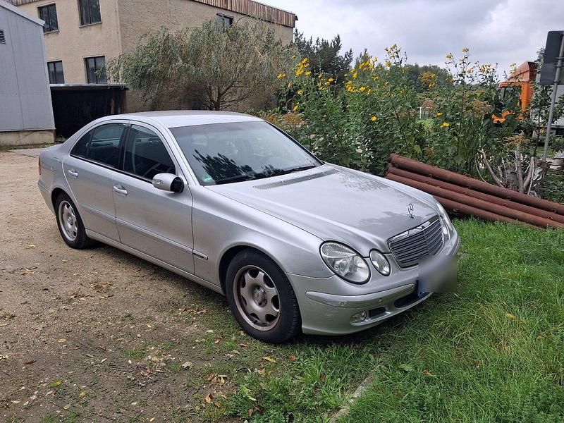 Silber Gebraucht 2005 Mercedes E220 Limousine | 4.100 € - Bild 1/4