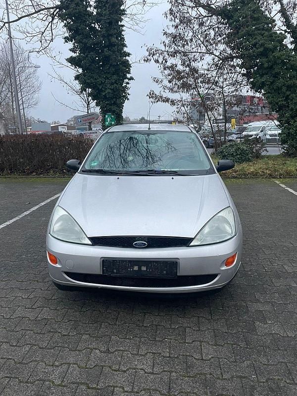 Gebraucht Ford Focus Trend 101 PS (74 kW) 2000 Silber Limousine