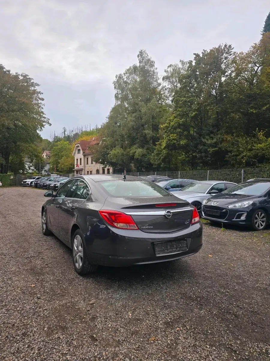 Używany Opel Insignia Edition 131 KM (96 kW) 2011 Złoty Sedan/Limuzyna
