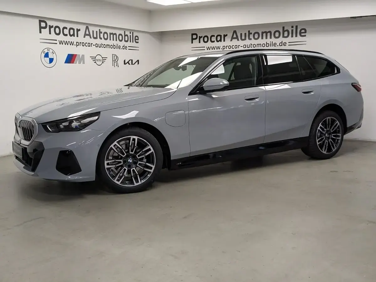 Neu BMW 530e M Sport 299 PS (219 kW) 2026 Grau Kombi