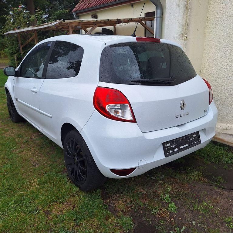Weiß Gebraucht 2012 Renault Clio IV Night&Day Limousine | 4.600 € (Guter Preis) - Bild 1/4