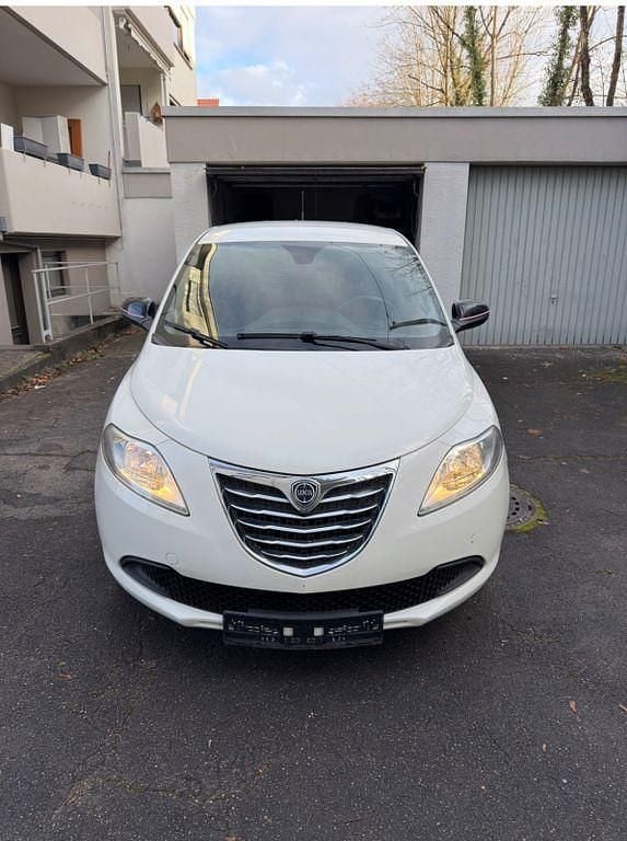 Gebraucht Lancia Ypsilon Platinum 69 PS (50 kW) 2013 Weiß Kleinwagen