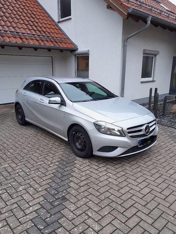 Grau Gebraucht 2014 Mercedes A180 Style Limousine | 9.200 € (Guter Preis) - Bild 1/4