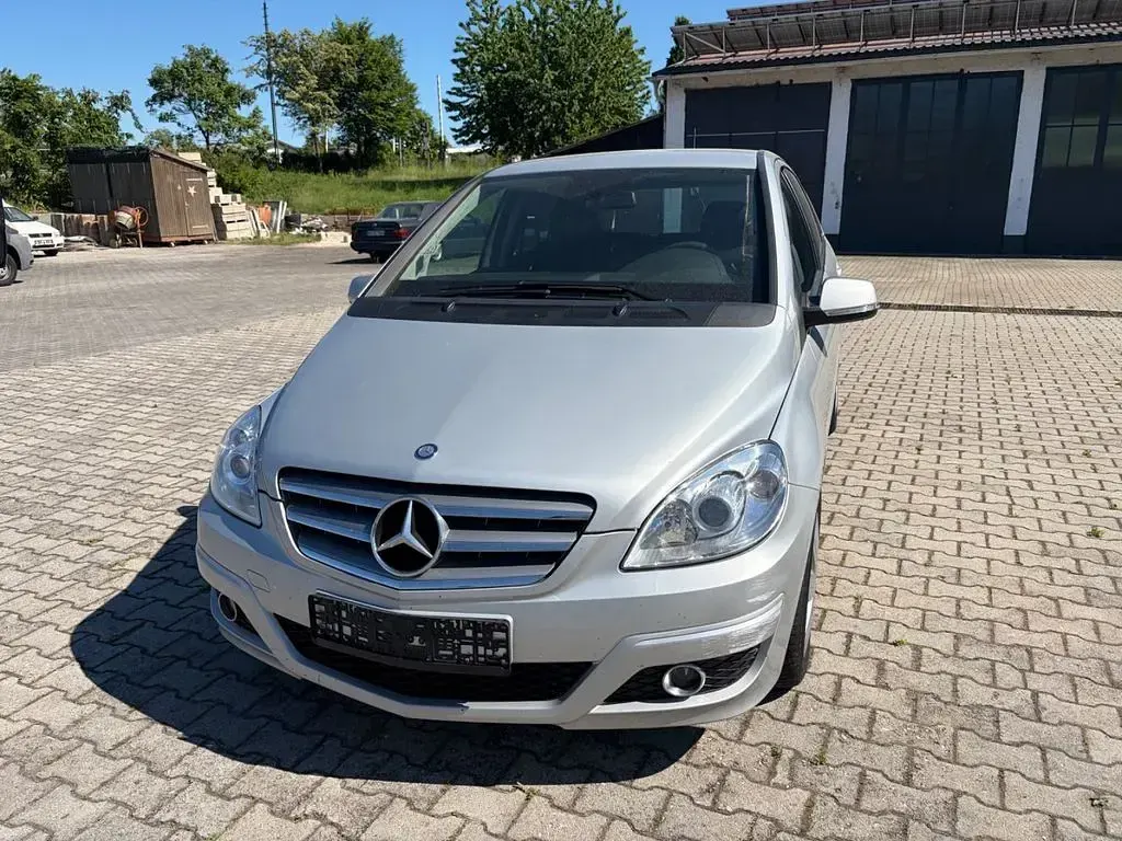 Gebraucht Mercedes B180 109 PS (80 kW) 2011 Silber Kleinwagen