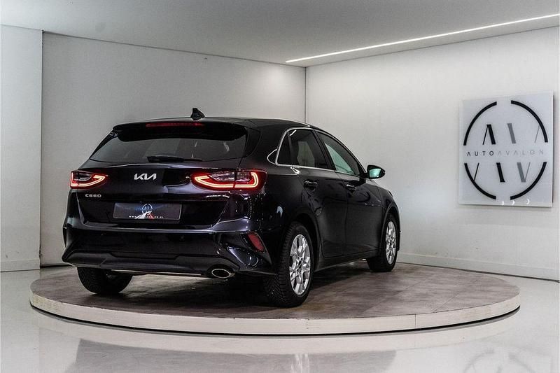 Second-hand Kia Ceed 120 CP (88 kW) 2022 Negru Hatchback