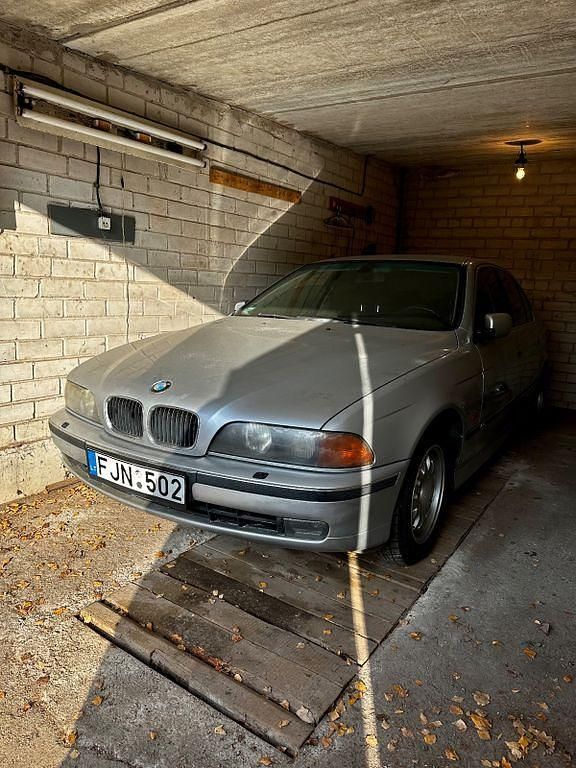 Grau Gebraucht 1999 BMW 530 Limousine | 3.999 € (Etwas zu teuer) - Bild 1/4