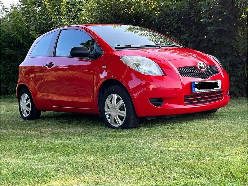 Rot Gebraucht 2007 Toyota Yaris Limousine | 2.750 € (Fairer Preis) - Bild 1/4