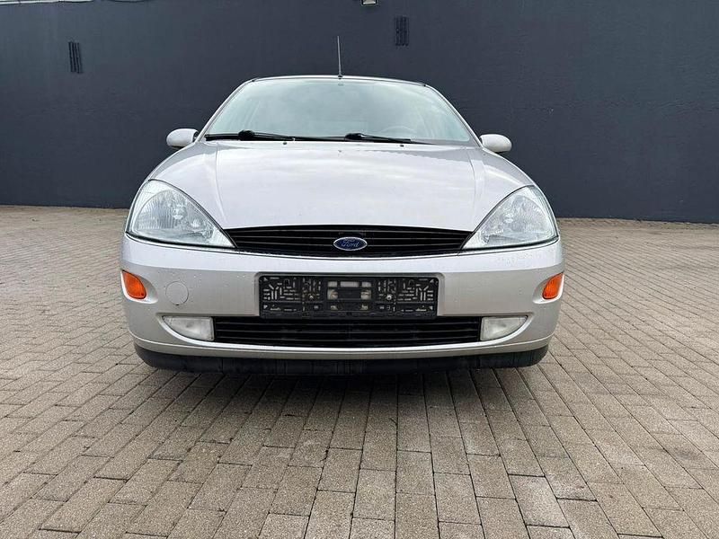 Gebraucht Ford Focus Ambiente 101 PS (74 kW) 2000 Silber Limousine