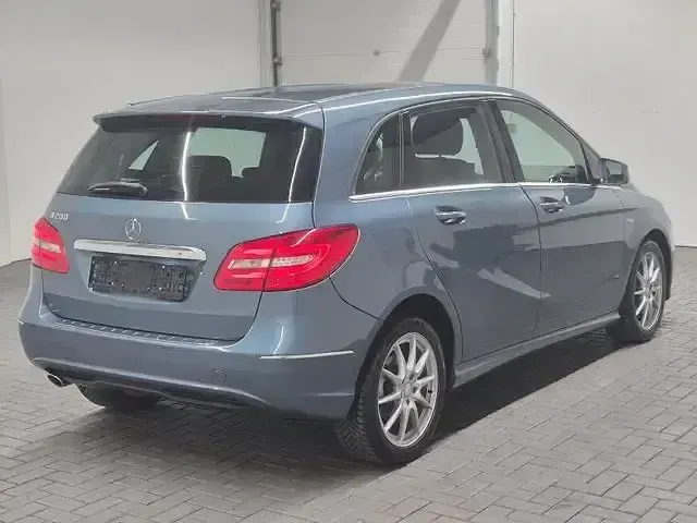 Gebraucht Mercedes B200 156 PS (114 kW) 2012 Universumblau met. Kleinwagen