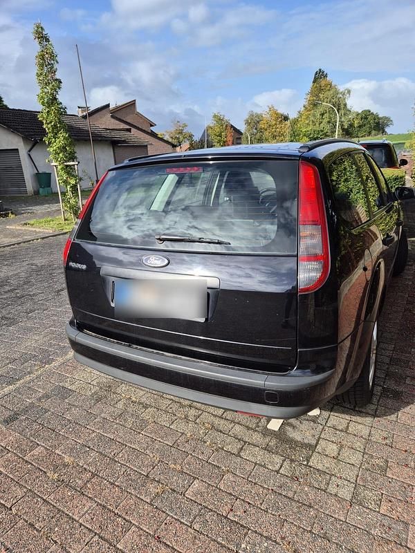 Schwarz Gebraucht 2004 Ford Focus Kombi | 2.500 € - Bild 1/4