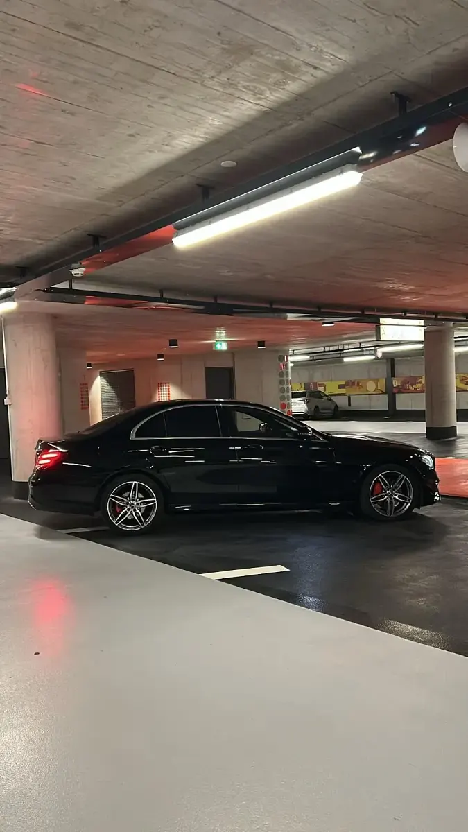 Gebraucht Mercedes E220 AMG line 194 PS (142 kW) 2019 Schwarz Limousine