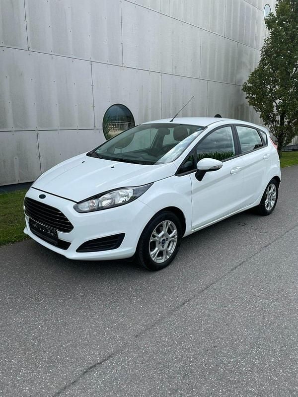 Weiß Gebraucht 2014 Ford Fiesta Kleinwagen | 3.900 € (Superpreis) - Bild 1/4