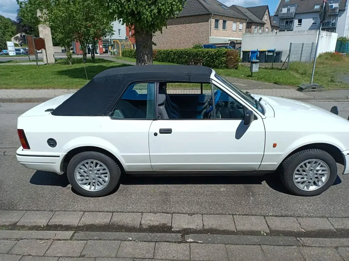 Gebraucht Ford Escort Cabriolet 102 PS (75 kW) 1989 Weiß Cabrio