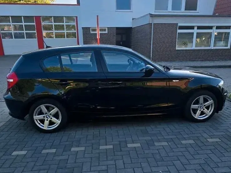 Gebraucht BMW 116 122 PS (89 kW) 2009 Schwarz Kleinwagen