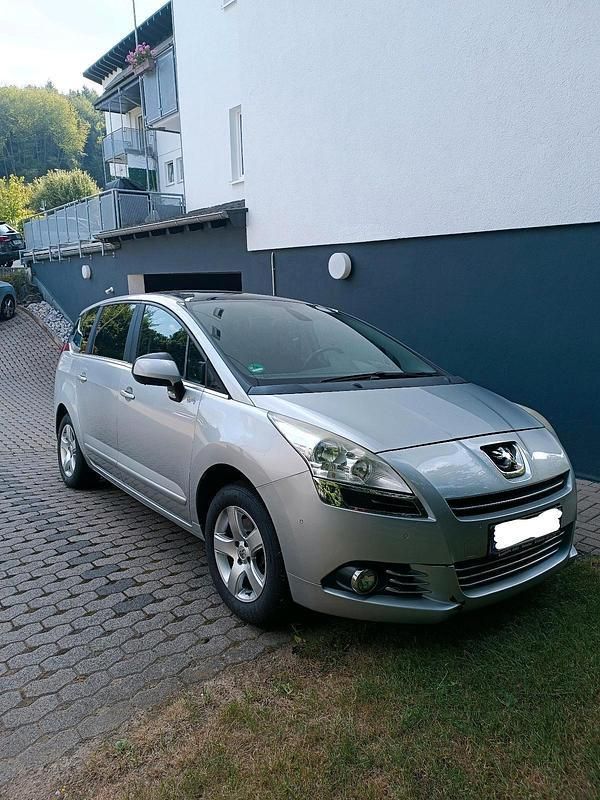 Grau Gebraucht 2012 Peugeot 5008 Van / Kleinbus | 4.600 € (Fairer Preis) - Bild 1/4