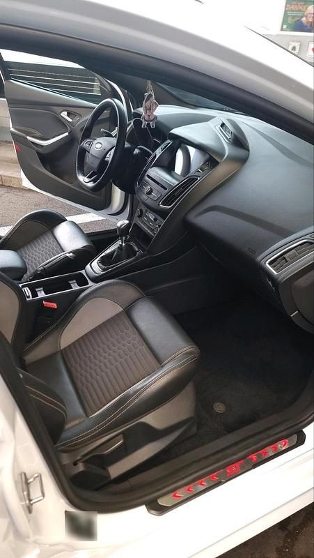 Gebraucht Ford Focus ST 250 PS (183 kW) 2018 Weiß Kombi
