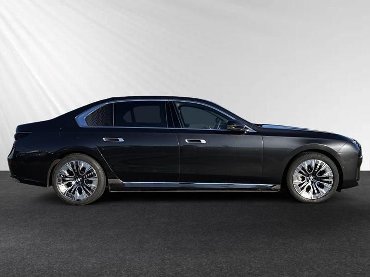 Używany BMW 750e 489 KM (359 kW) 2024 Szary Sedan/Limuzyna