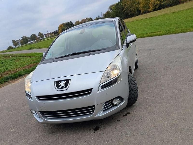 Silber Gebraucht 2012 Peugeot 5008 Family Van / Kleinbus | 5.990 € (Fairer Preis) - Bild 1/4