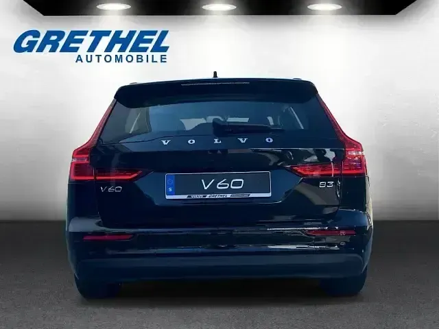 Gebraucht Volvo V60 Core 163 PS (119 kW) 2024 Onyx black / (schwarz) metallic Kombi