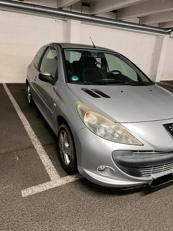 Silber Gebraucht 2010 Peugeot 206+ Kleinwagen | 2.550 € (Fairer Preis) - Bild 1/4
