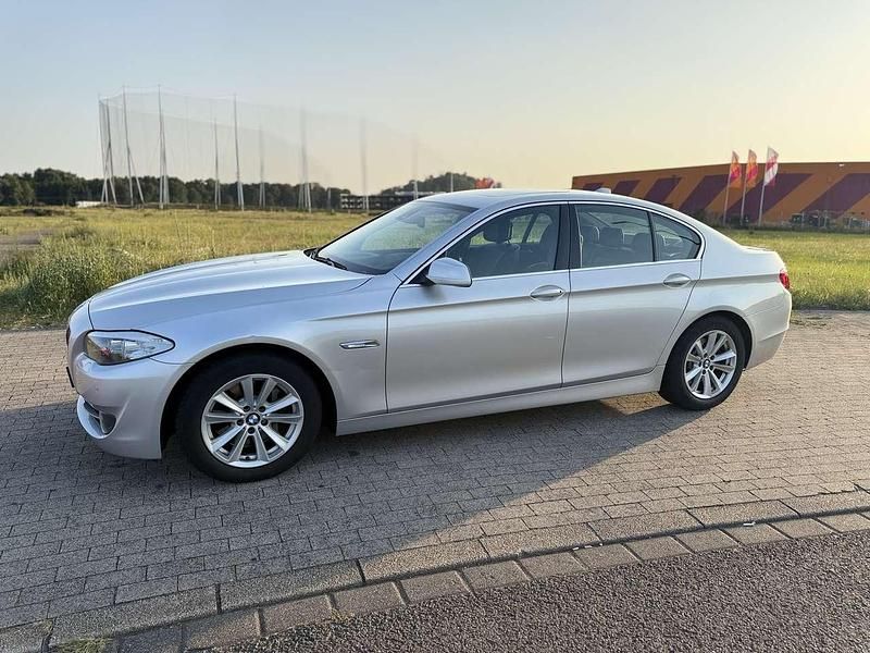Grau Gebraucht 2011 BMW 525 Limousine | 13.499 € (Fairer Preis) - Bild 1/4