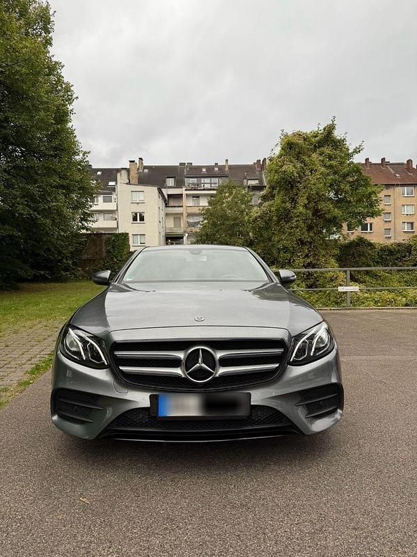 Grau Gebraucht 2019 Mercedes E350 AMG Limousine | 31.500 € (Fairer Preis) - Bild 1/4