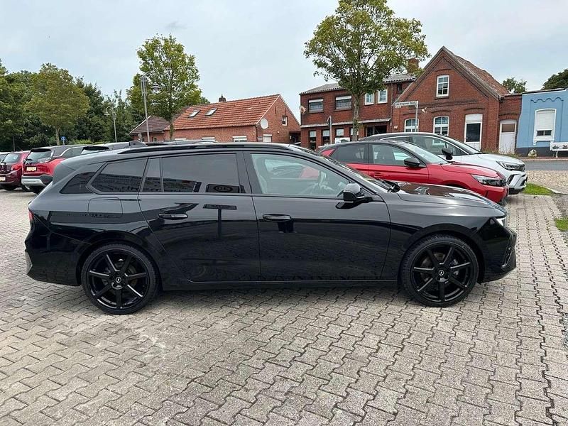 Gebraucht Opel Astra Ultimate 131 PS (96 kW) 2024 Lackierung schwarz perla nera/ Kombi