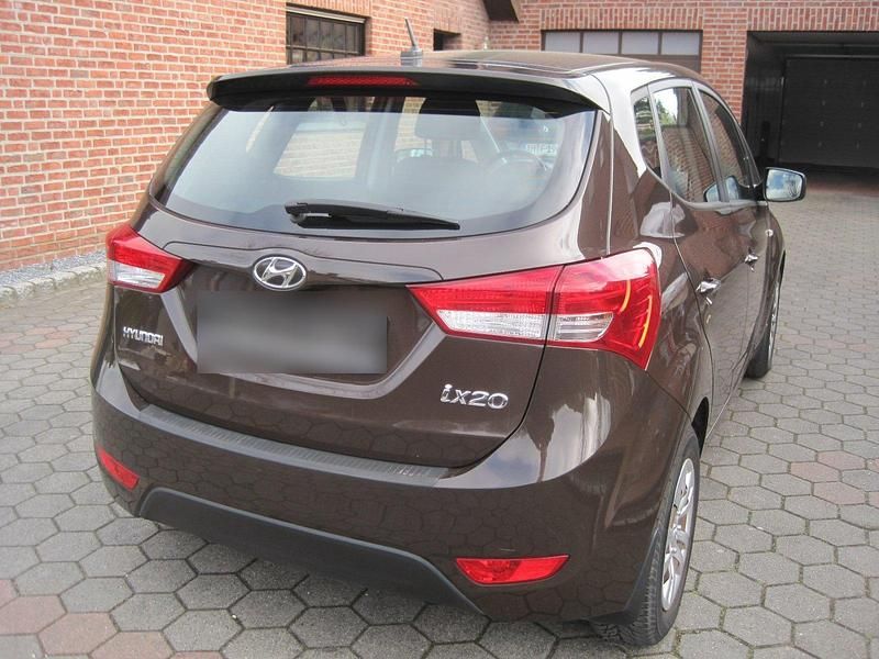 Gebraucht Hyundai ix20 90 PS (66 kW) 2017 Braun Kleinwagen