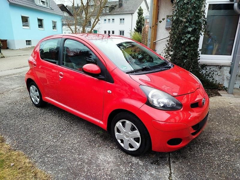 Gebraucht Toyota Aygo 68 PS (50 kW) 2010 Rot Kleinwagen