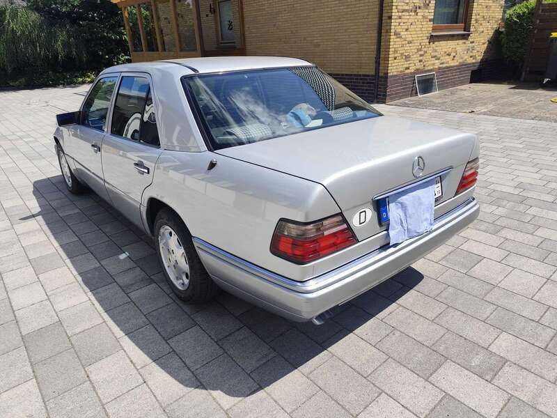 Silber Gebraucht 1994 Mercedes E320 Limousine | 20.000 € - Bild 1/4