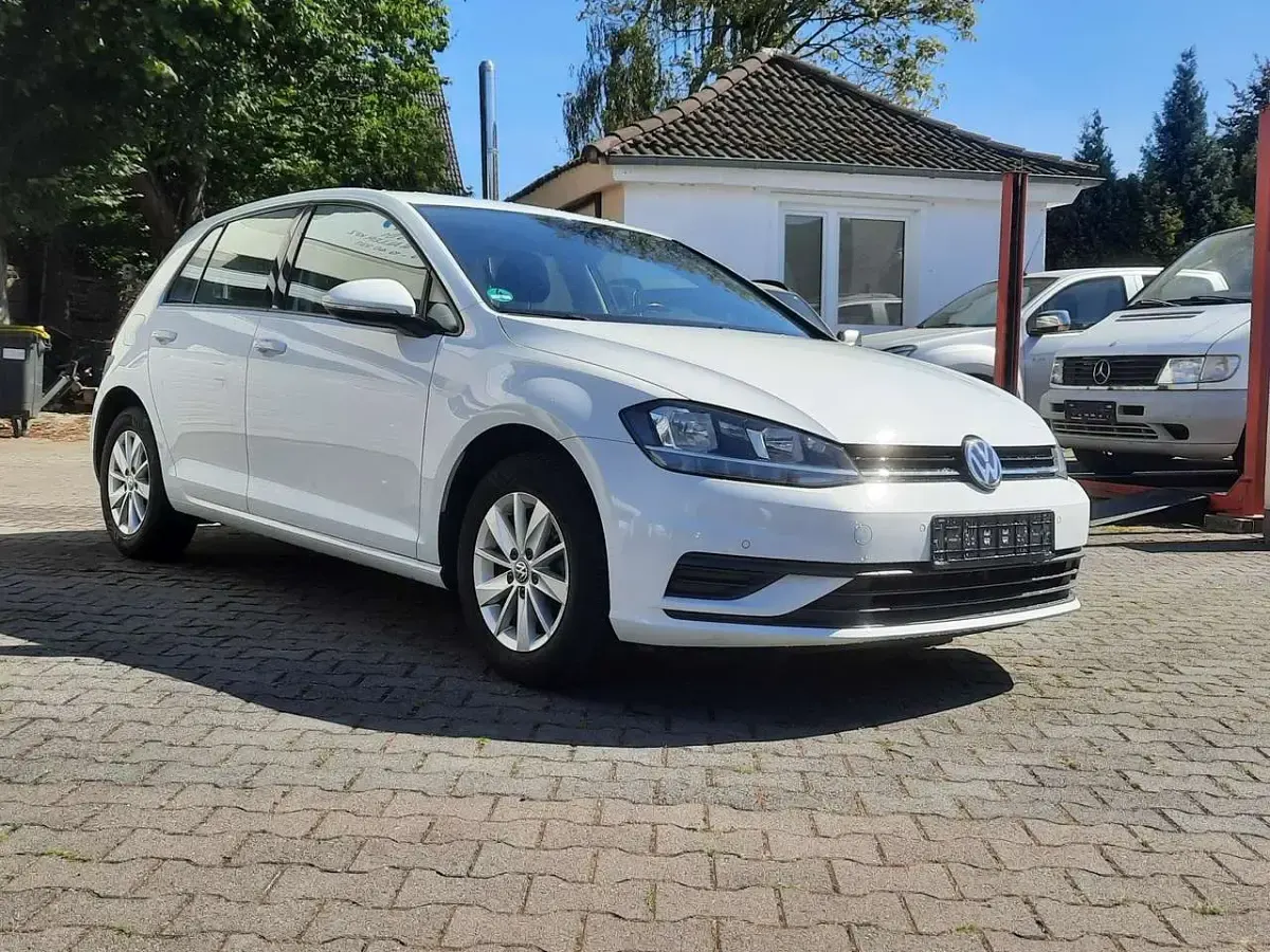 Gebraucht VW Golf VII Trendline 116 PS (85 kW) 2019 Pure white Kleinwagen