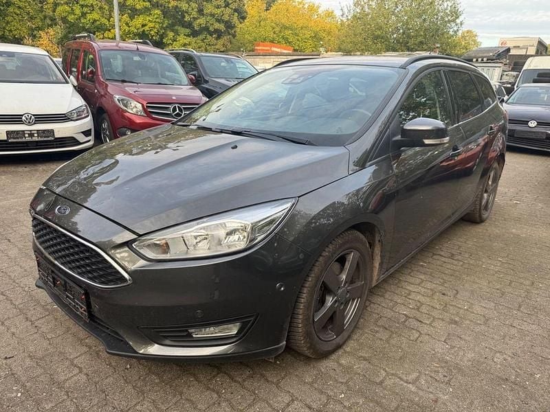 Grau Gebraucht 2015 Ford Focus Business Edition Limousine | 4.200 € (Superpreis) - Bild 1/4
