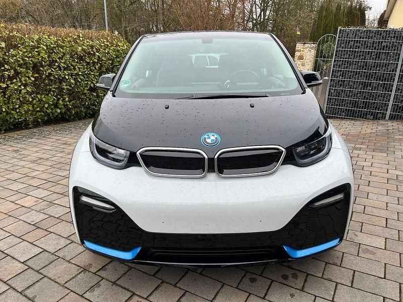 Gebraucht BMW i3 Performance 135 kW (184 PS) 2022 Capparis weiss akzent i blau Kleinwagen