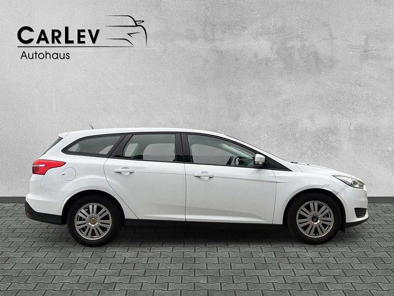 Gebraucht Ford Focus Trend 101 PS (74 kW) 2016 Frostweiß Kombi