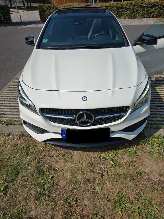 Weiß Gebraucht 2017 Mercedes CLA200 Shooting Brake AMG line Kombi | 14.499 € (Guter Preis) - Bild 1/4