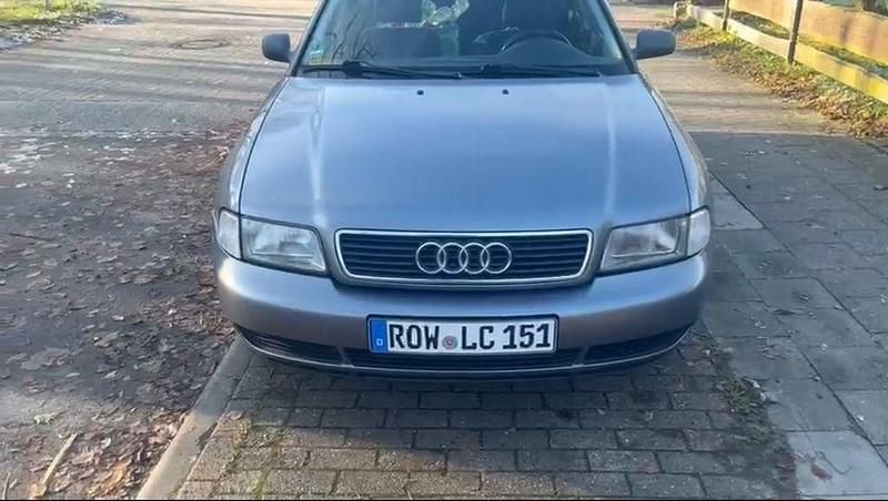 Silber Gebraucht 1998 Audi A4 Limousine | 700 € (Superpreis) - Bild 1/4